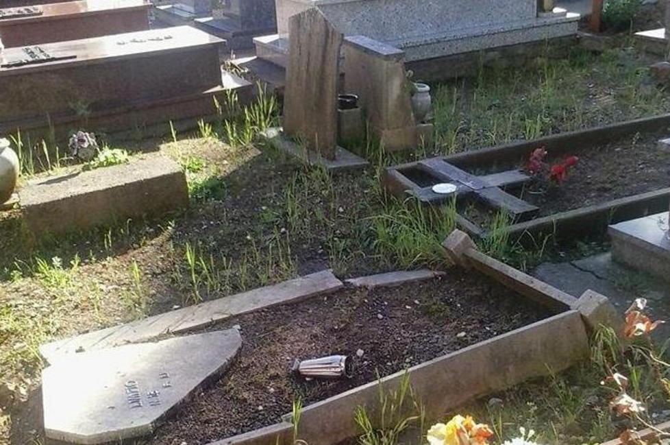 Tombe rotte, sporco, erbacce Proteste per il cimitero