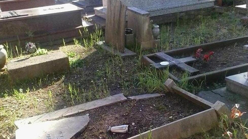 Tombe rotte, sporco, erbacce Proteste per il cimitero