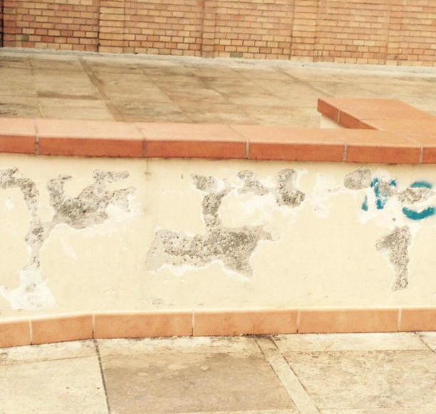 Fanno la pipì nell’acquasantiera e scritte sataniche