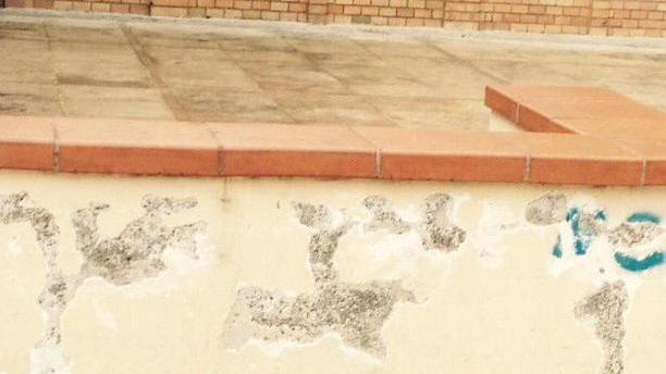 Fanno la pipì nell’acquasantiera e scritte sataniche