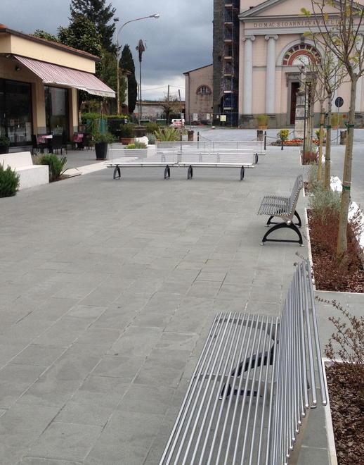 Installate le panchine in piazza Matteoni
