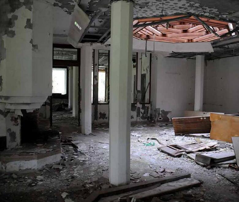 Addio cari turisti, l’albergo è chiuso e pure pericolante 