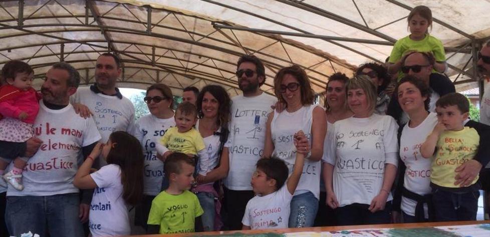 Il blitz delle mamme: «Salviamo la scuola» 