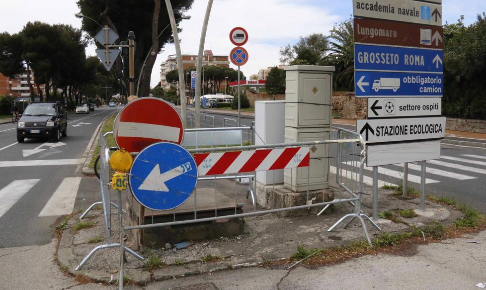 Rimosso il casotto dei vigili distrutto