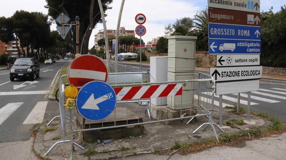 Rimosso il casotto dei vigili distrutto