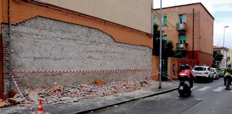 Crolla parete di intonaco paura in via Sant’Antonino 