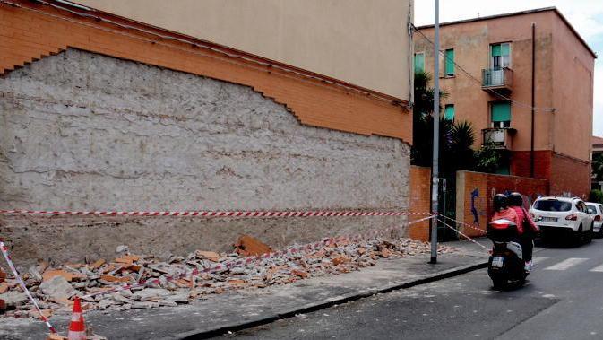 Crolla parete di intonaco paura in via Sant’Antonino