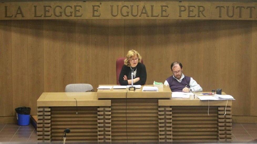 Picchia marito e figli: a processo