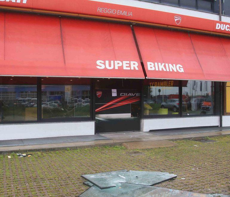 Svaligiato negozio di moto Il titolare: «Lotta impari» 
