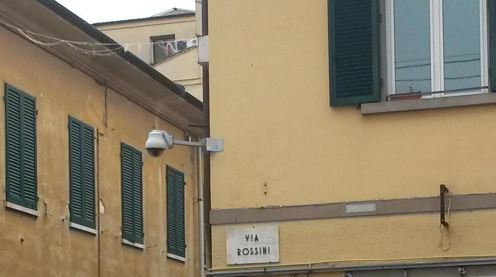 Vandali sulle auto in centro a Pontedera e la telecamera ancora non va 