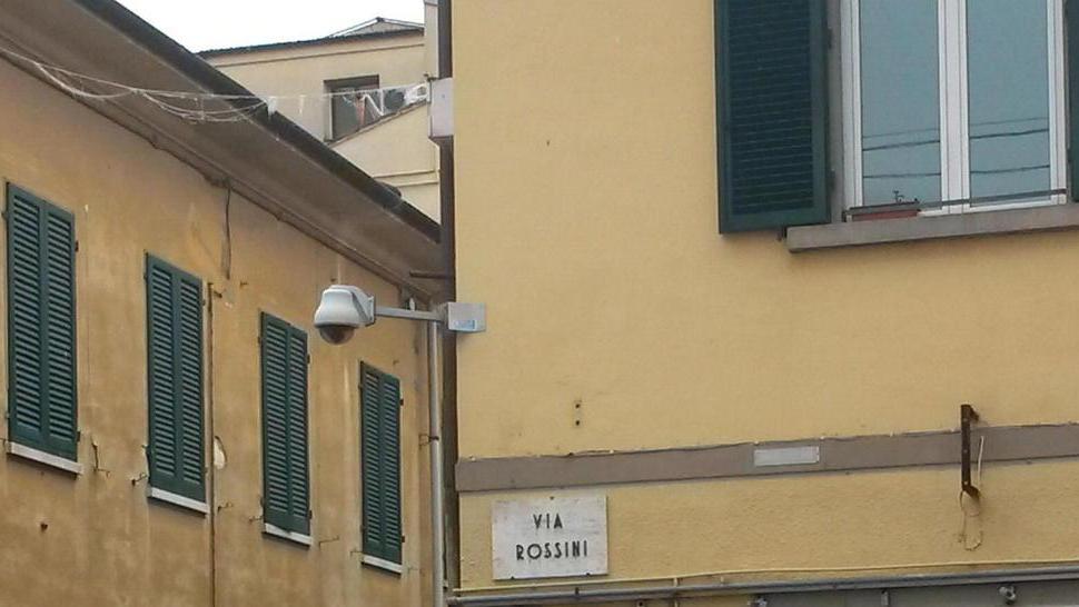 Vandali sulle auto in centro a Pontedera e la telecamera ancora non va