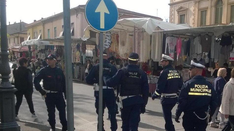 Blitz anti abusivi tra i banchi del mercato a Ponsacco