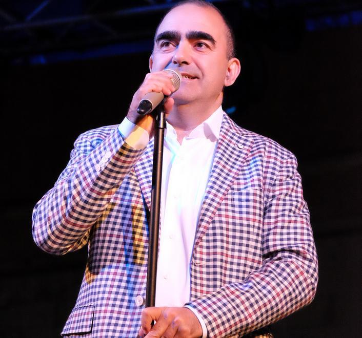 Elio porta a teatro il viaggio dei “Fu... Turisti” 