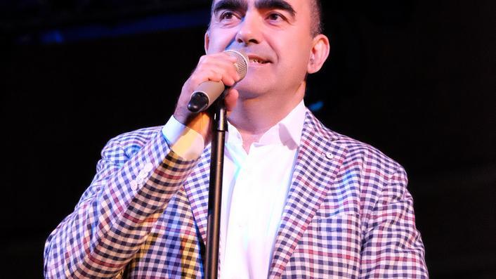 Elio porta a teatro il viaggio dei “Fu... Turisti”