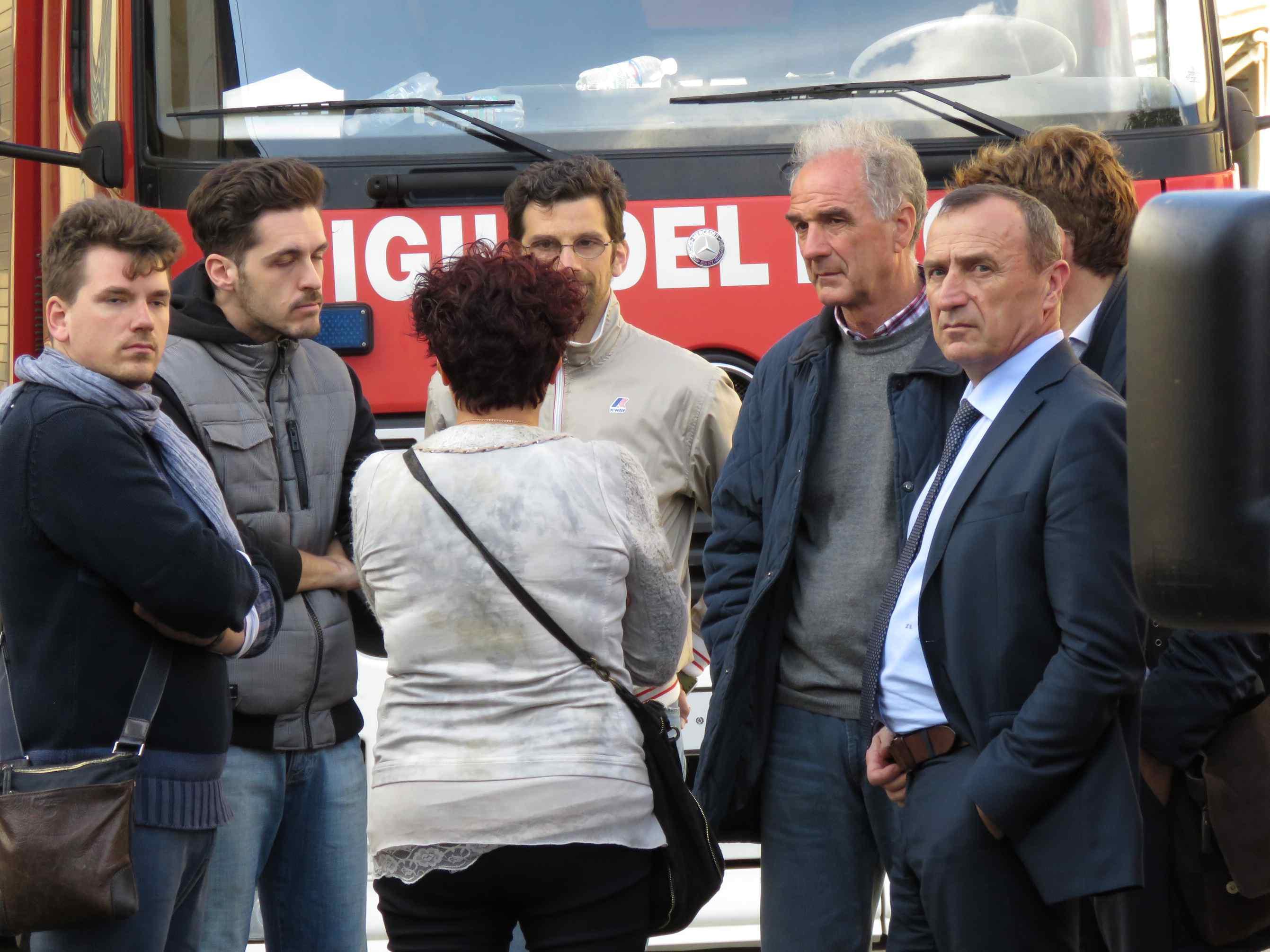 Il presidente della Camera di commercio Luca Giusti insieme ad una delegazione della Cna in visita di solidarietà alla famiglia Puggelli