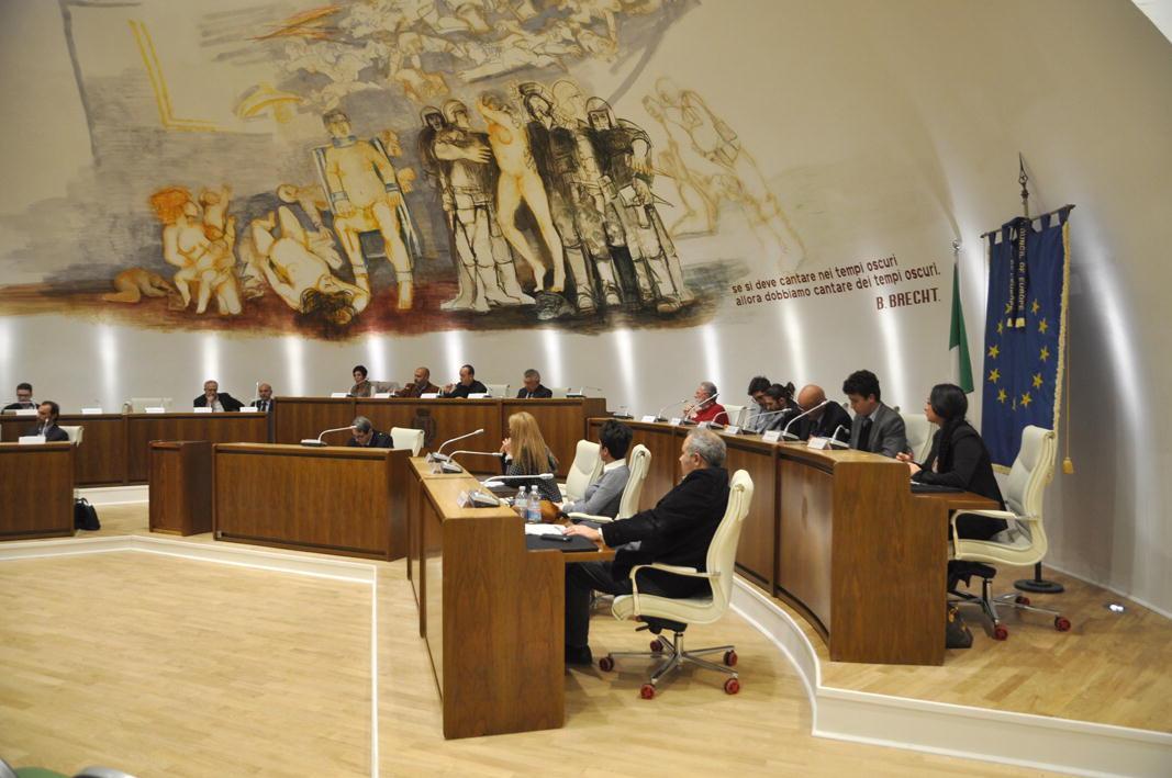 Una seduta del consiglio comunale di Cecina
