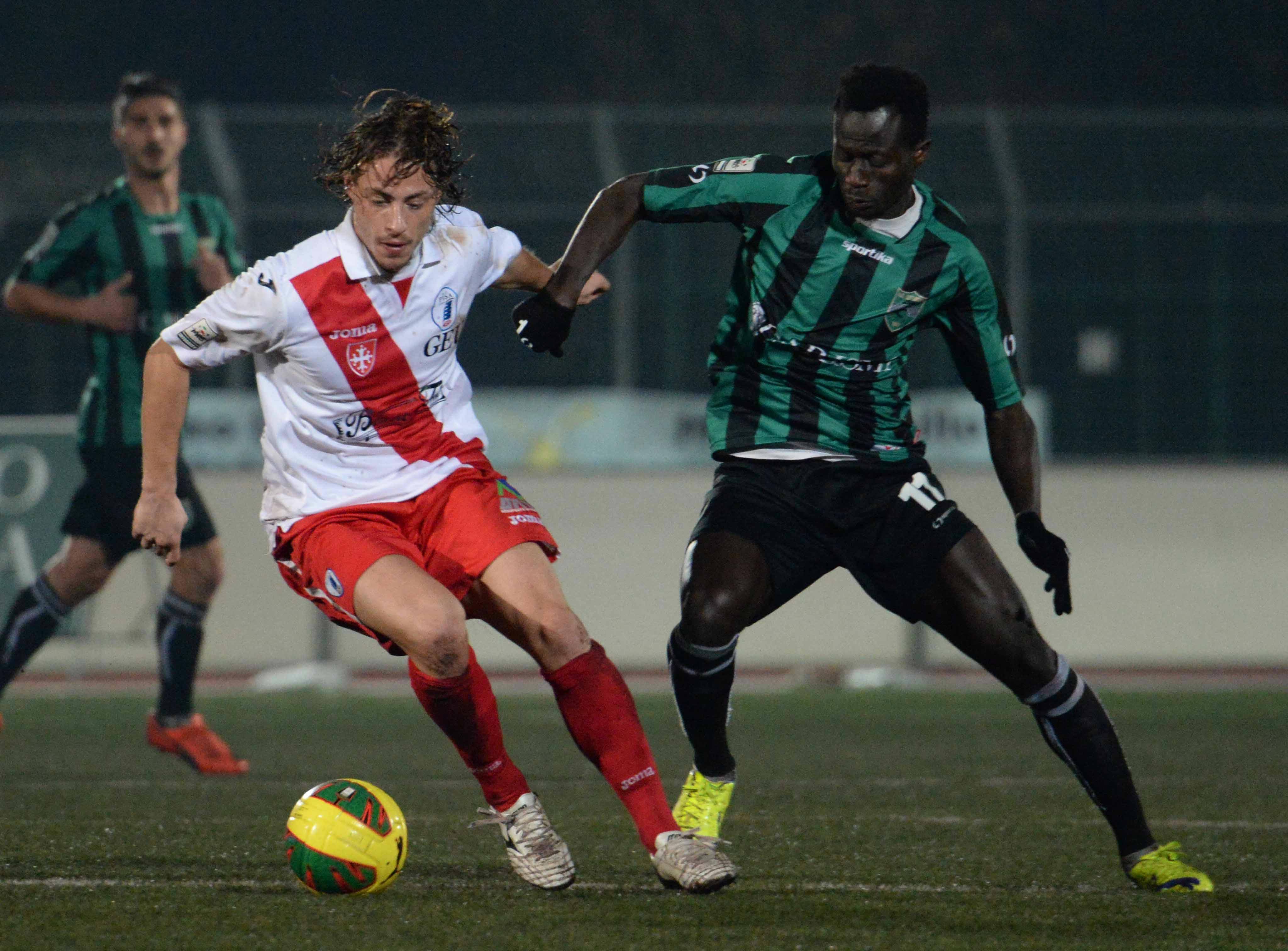 Il derby di andata: mandorlini contro Konate (foto Silvi)
