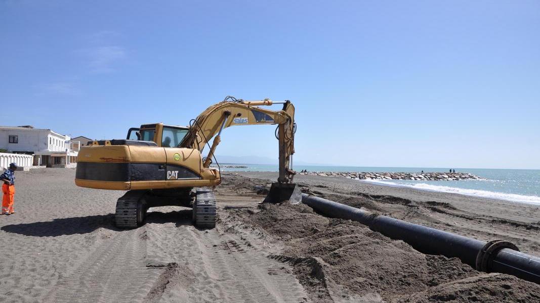 Il lavori di posa del maxi tubo per il ripascimento delle spiagge a Marina di Cecina