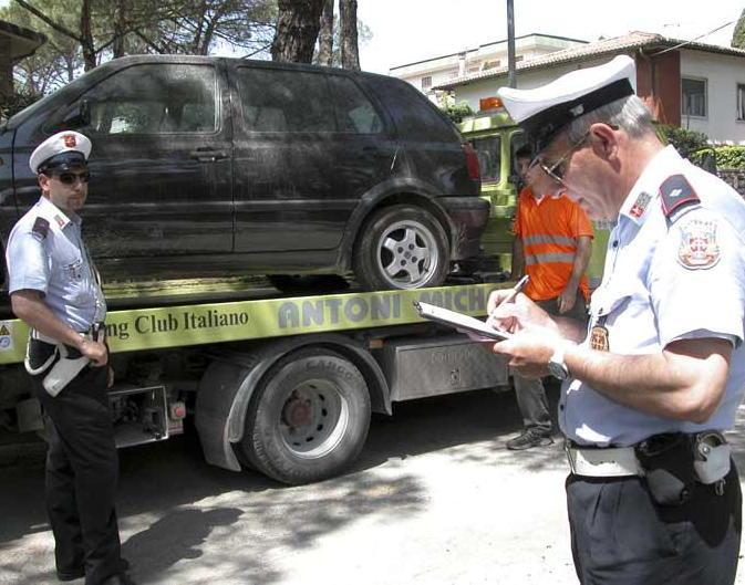 Guerra alla sosta selvaggia, arriva il carroattrezzi dei vigili 