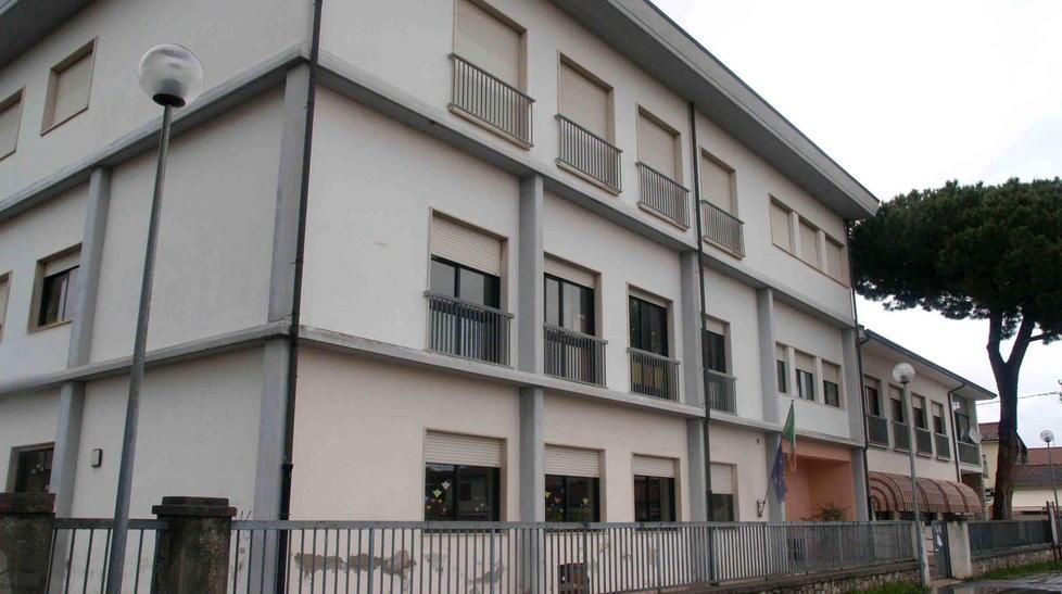 Feci in un’aula della scuola. Forse vandali o animali 