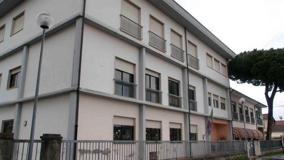 Feci in un’aula della scuola. Forse vandali o animali