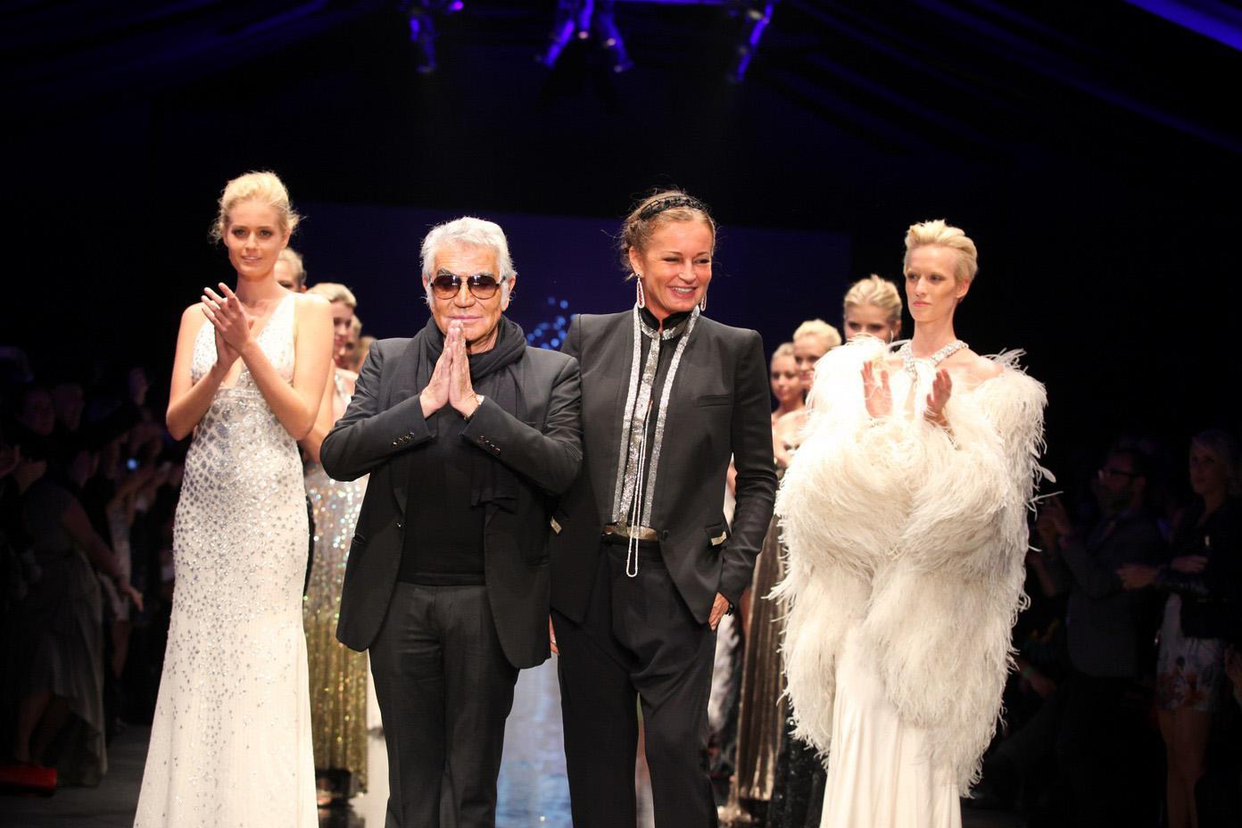 Roberto Cavalli con alcune modelle (foto archivio)