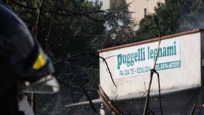 E il rogo diventa protagonista sui social network