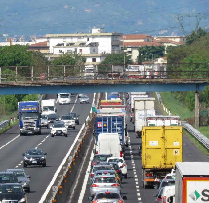 Tutti in fila, bloccata anche l’A11 