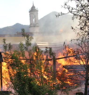 Incendio lampo alla falegnameria 
