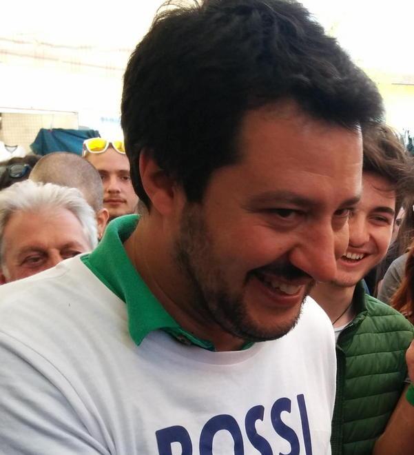 Negozi chiusi un quarto d’ora e domani sul Colle arriva Salvini