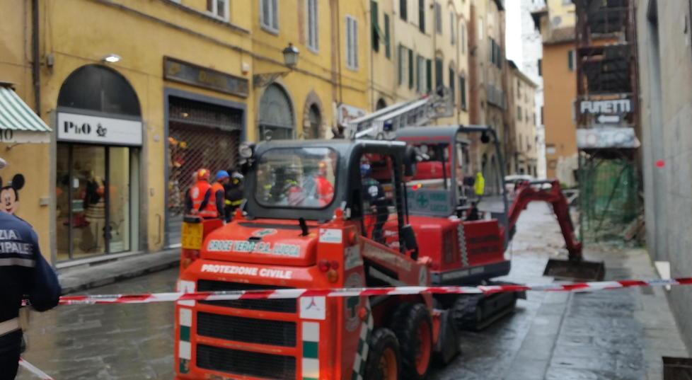 Via Beccheria è ancora transennata