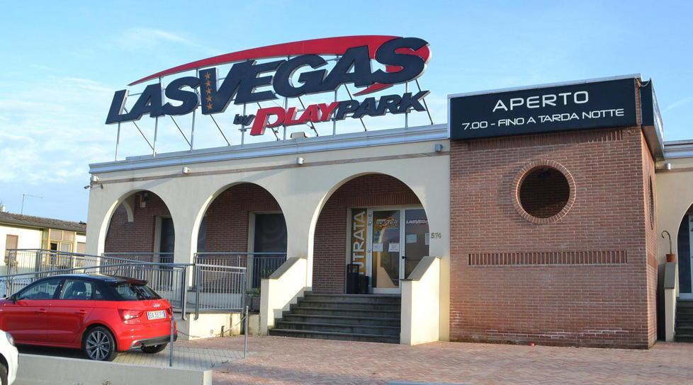 Pistola alla mano rapinano la sala Las Vegas