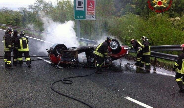 Jaguar a fuoco sull’autostrada 