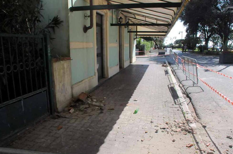 Crolli all’hotel Milano, recinzioni in piazza Betti
