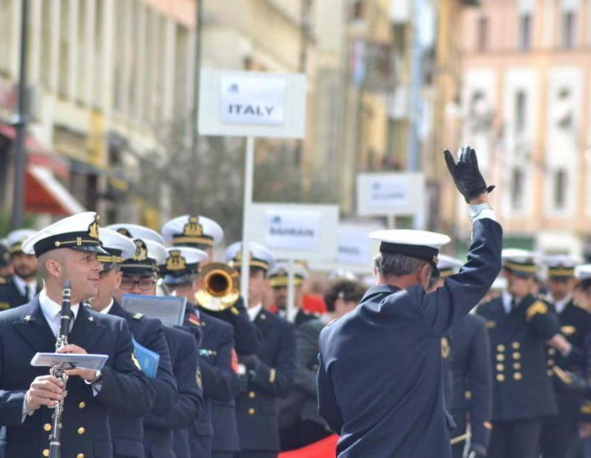 Che festa la sfilata con gli equipaggi di quindici nazioni 