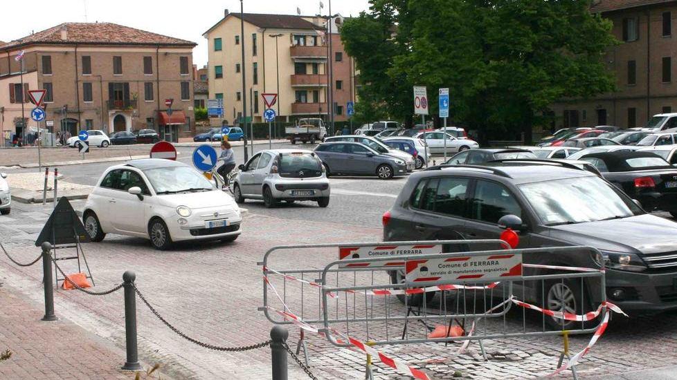 Quella transenna da mesi crea disagi