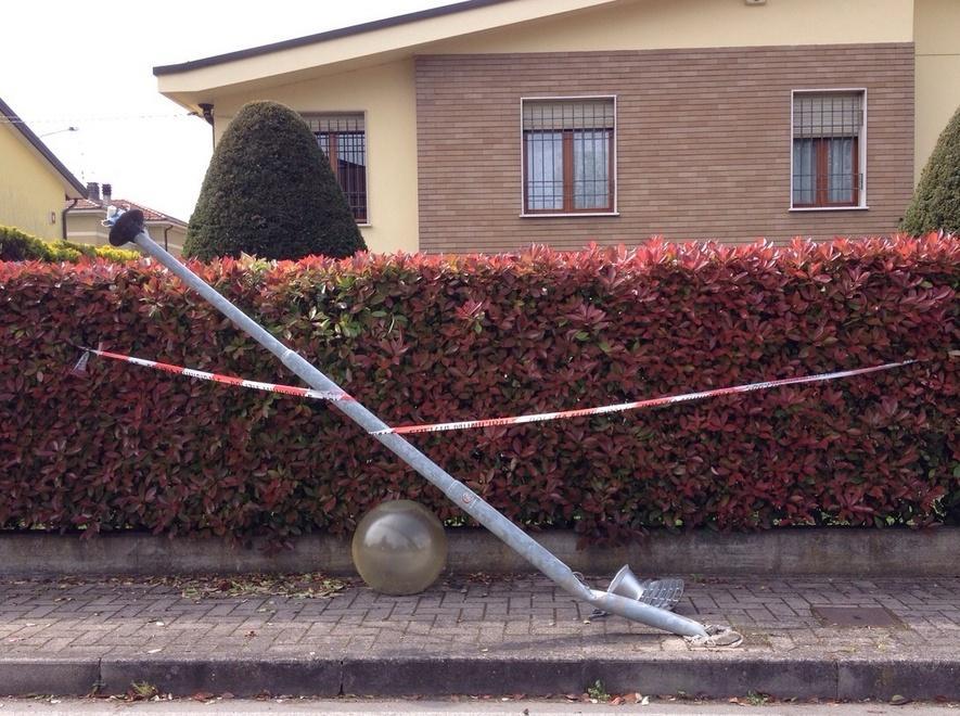 Evade e si schianta ubriaco contro un palo