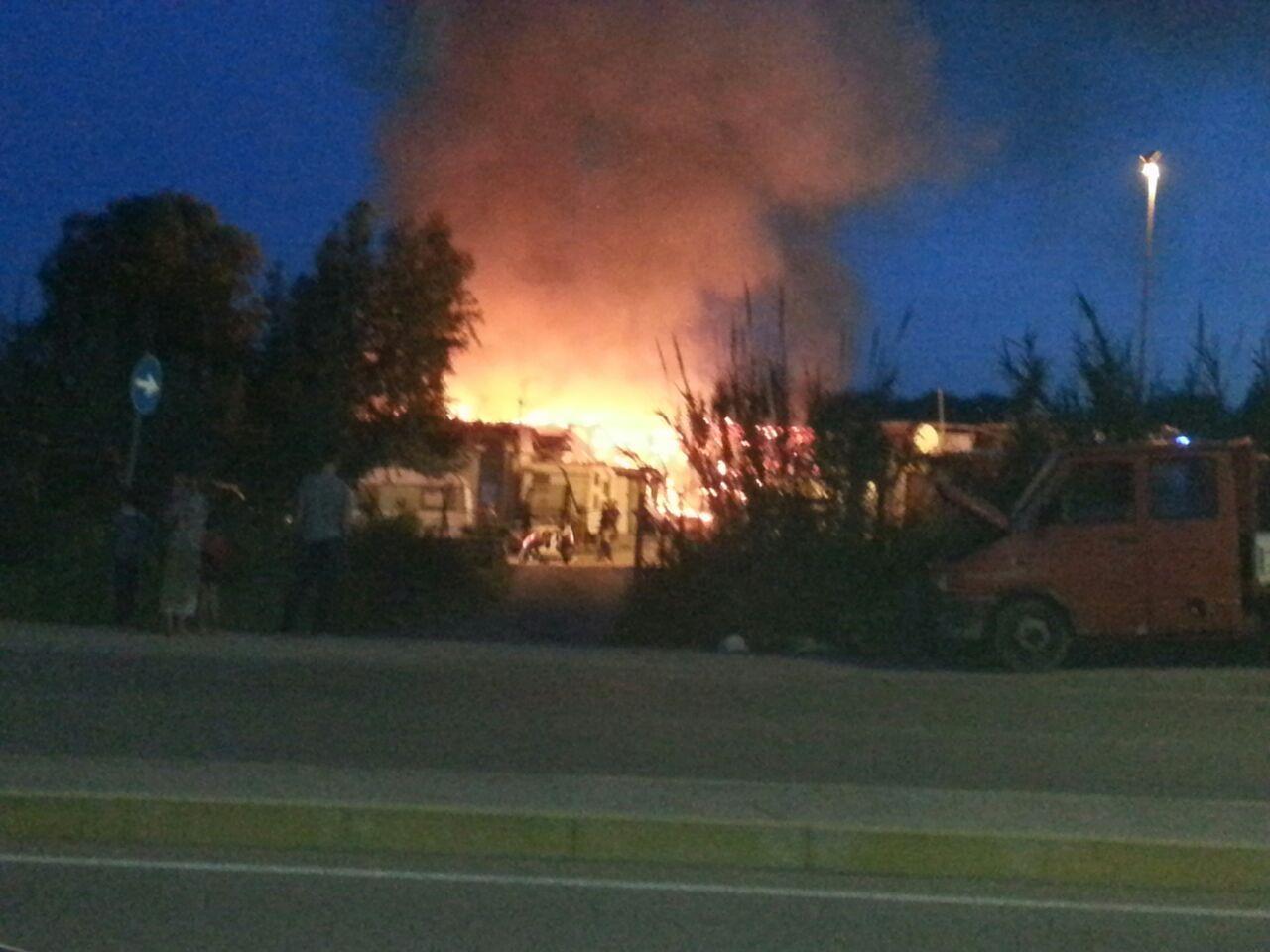 L'inncedio divampato nella notte a Piandanna