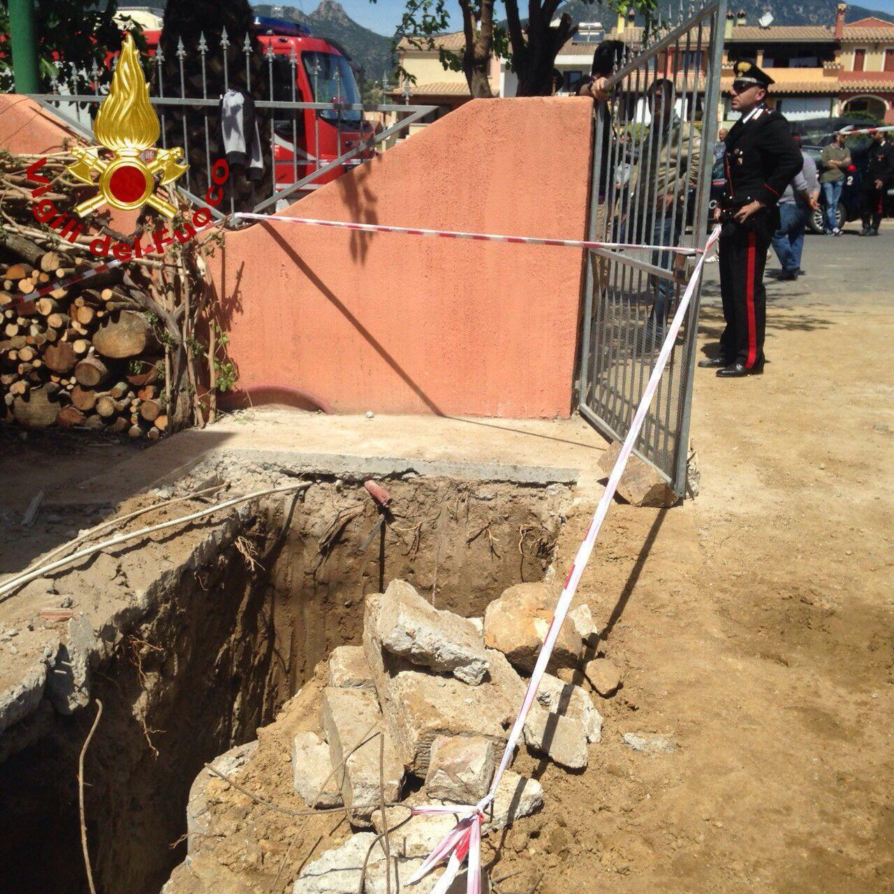 La buca dove ha trovato la morte Salvatore Loi (foto Rosas)