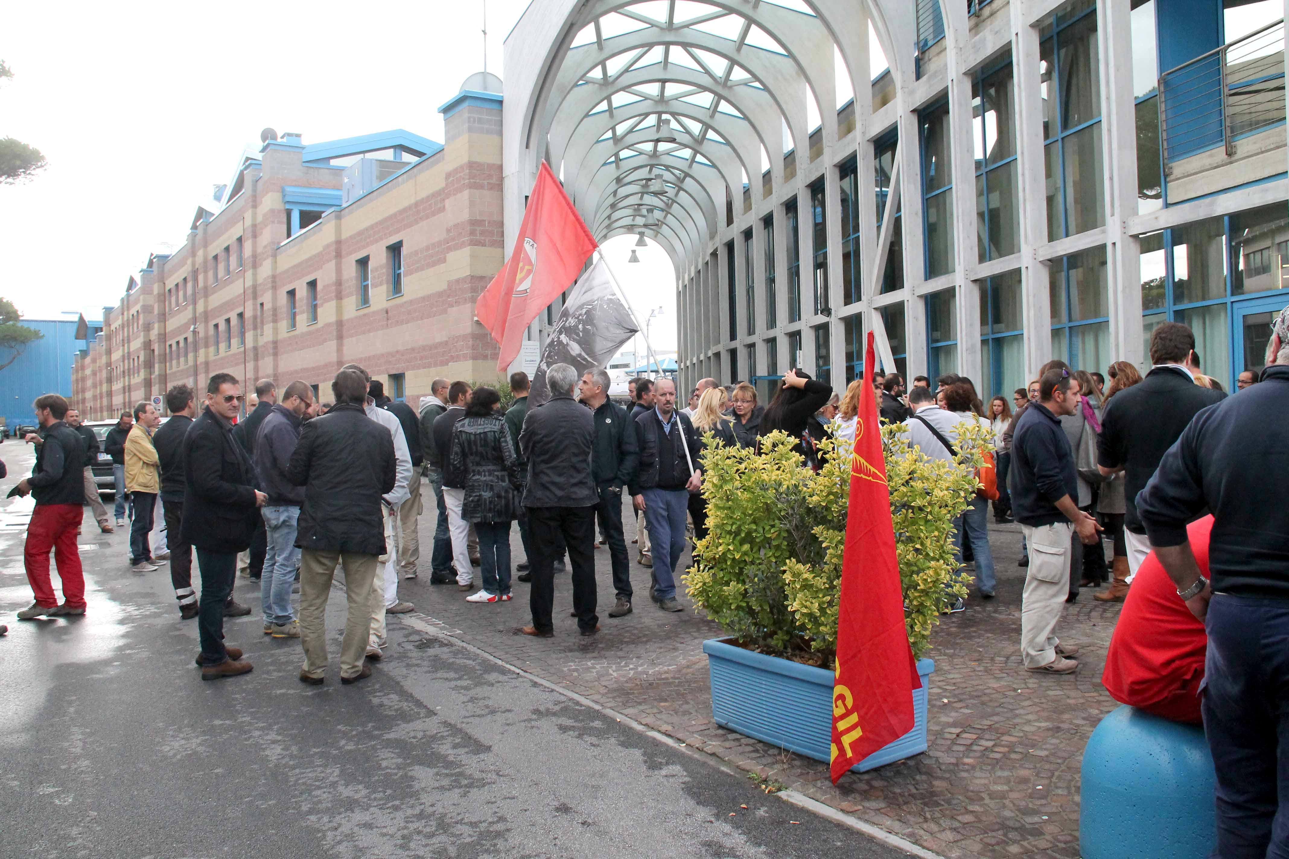 Presidio sindacale davanti al cantiere Azimut