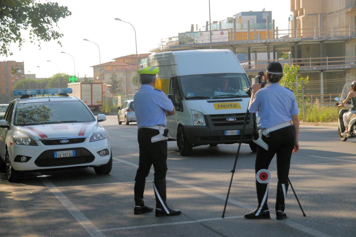 Una pattuglia della municipale con un autovelox
