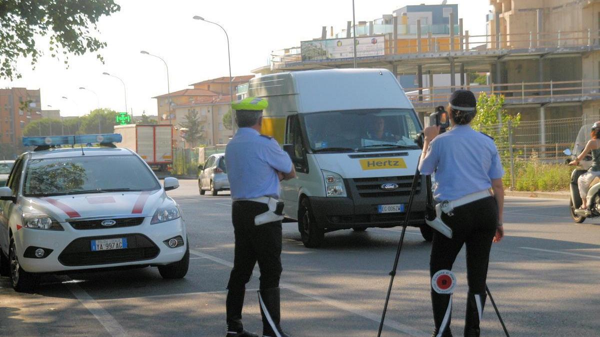 Una pattuglia della municipale con un autovelox