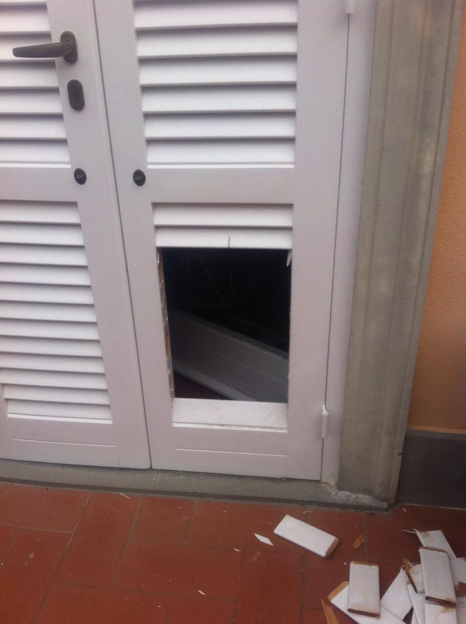Il pertugio che i ladri avevano aperto per entrare in casa 