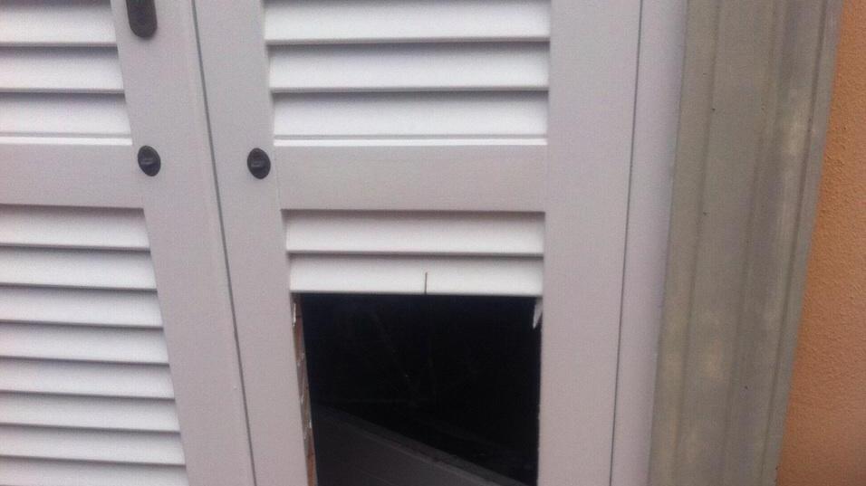 Il pertugio che i ladri avevano aperto per entrare in casa