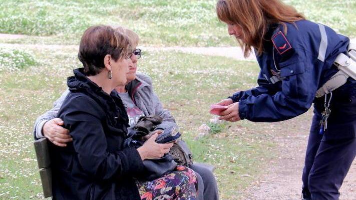 La conducente dell'auto mentre parla con un agente