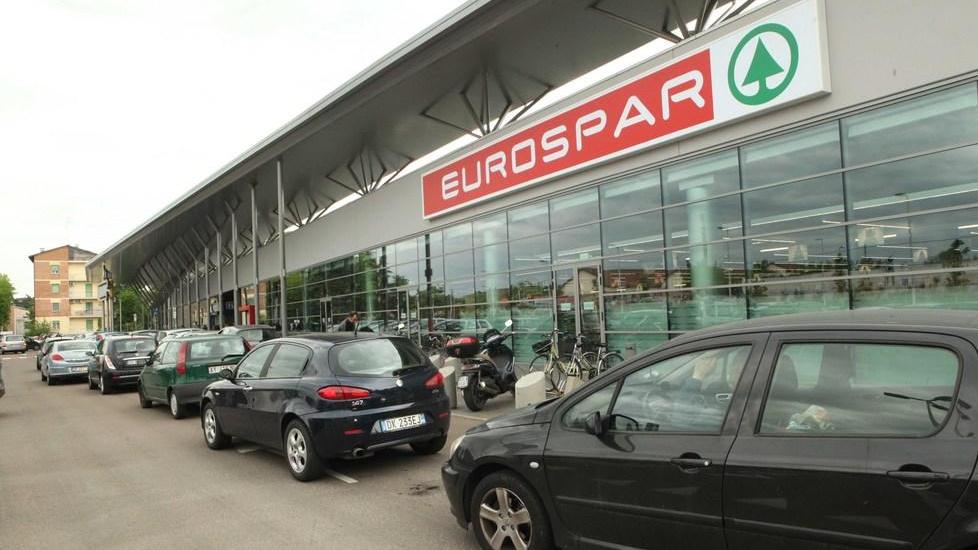 Reggio Emilia, gli forano le ruote dell'auto per rubare il marsupio