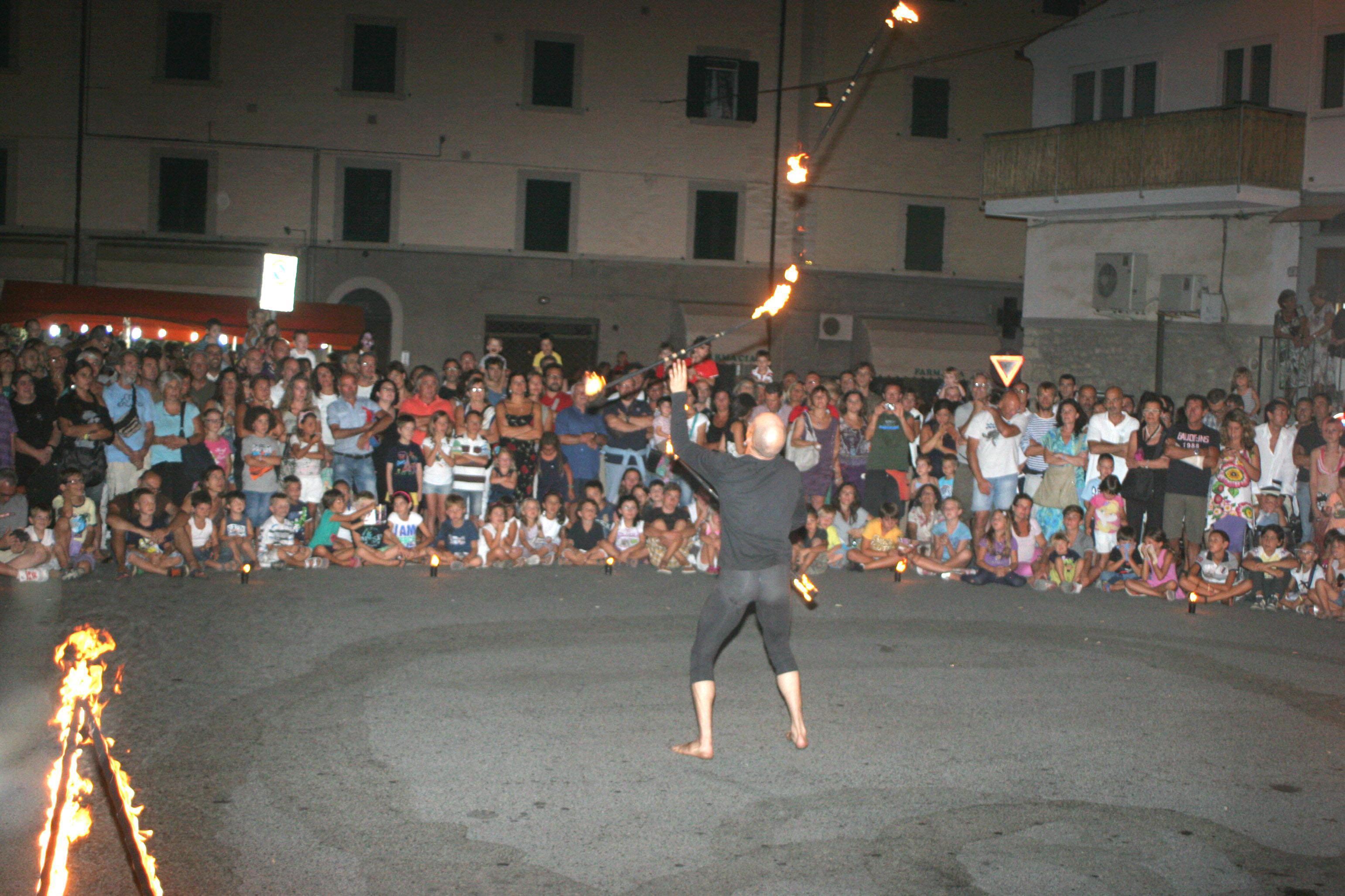 Un'esibizione di artisti di strada a Rosignano