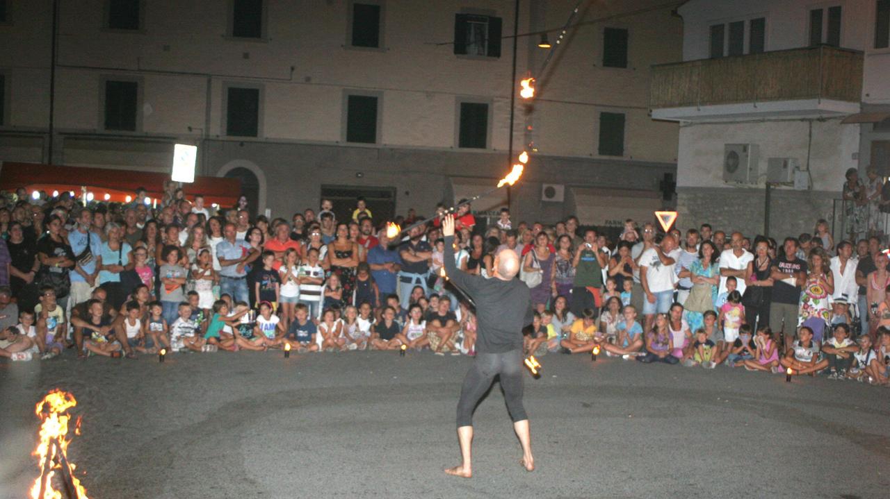 Un'esibizione di artisti di strada a Rosignano