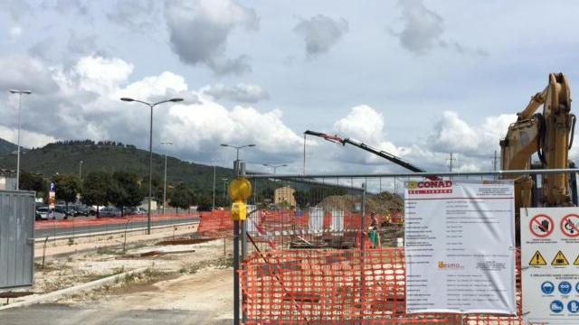 Il cantiere per la realizzazione del distributore di carburanti