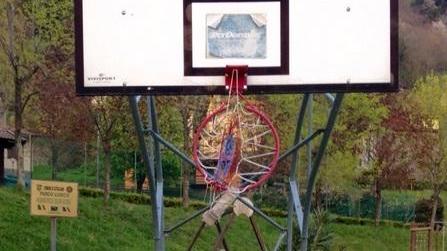 Vandali distruggono canestro coi mattoni